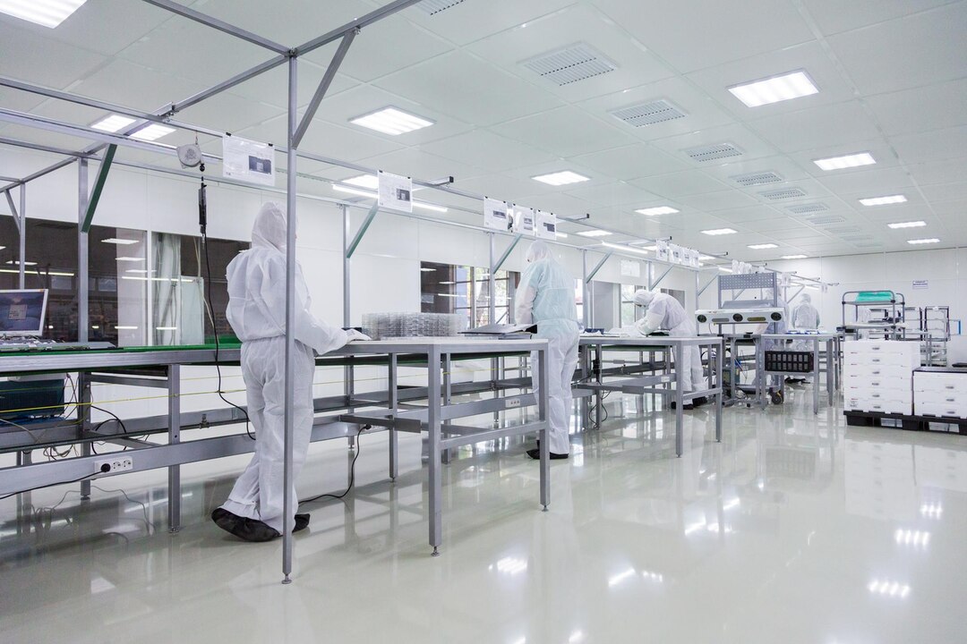people-white-isolating-costumes-working-laboratory_645730-561